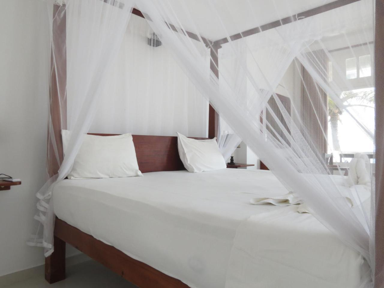 Mountain Wave Hotel And Surfshop Hikkaduwa Buitenkant foto