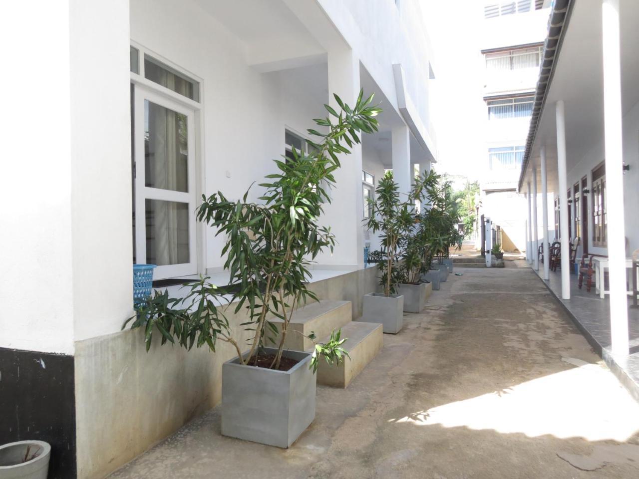Mountain Wave Hotel And Surfshop Hikkaduwa Buitenkant foto