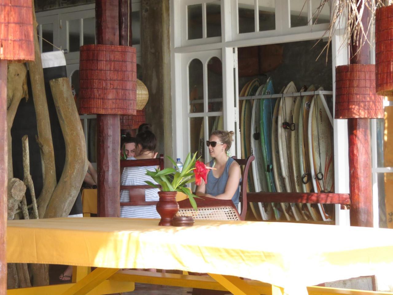 Mountain Wave Hotel And Surfshop Hikkaduwa Buitenkant foto